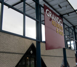 Reclamebord op gevel personalisatie Grando Keukens & Bad