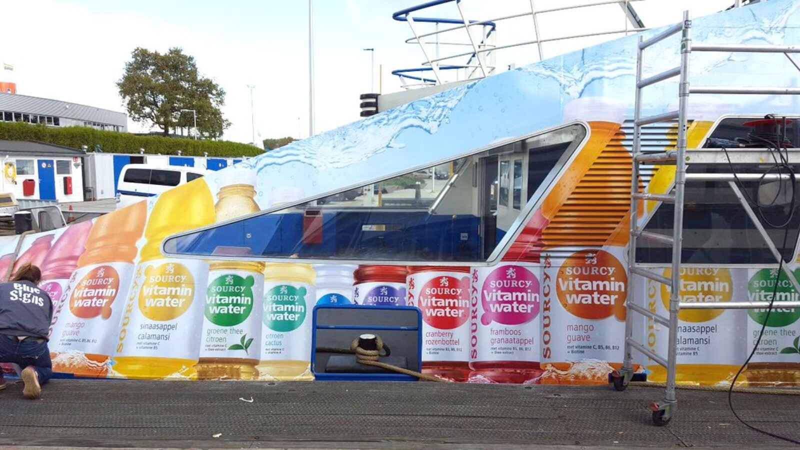 Sourcy Vitamin Water Boot IJboot NDSM-Werf Reclame Kleurrijke Branding Blue Signs