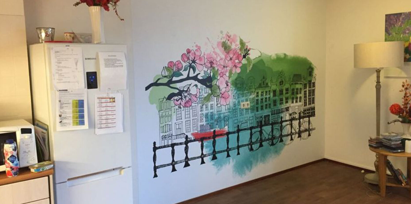 Poster aan de muur gracht bloemen decoratie binnen huis