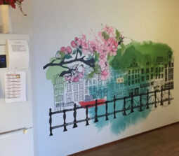 Poster aan de muur gracht bloemen decoratie binnen huis