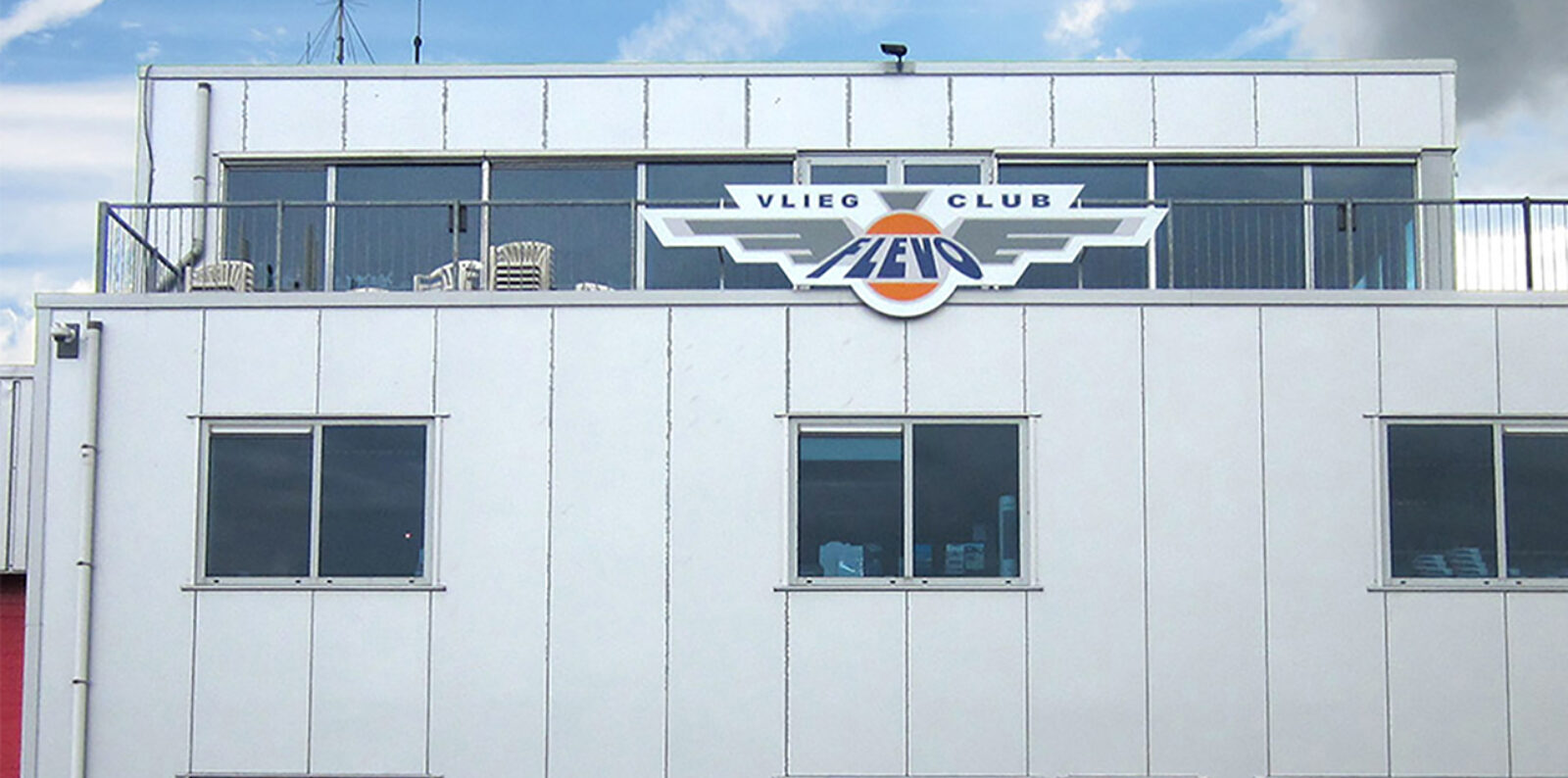 Reclame bord gevel Vliegclub Flevo