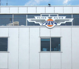 Reclame bord gevel Vliegclub Flevo