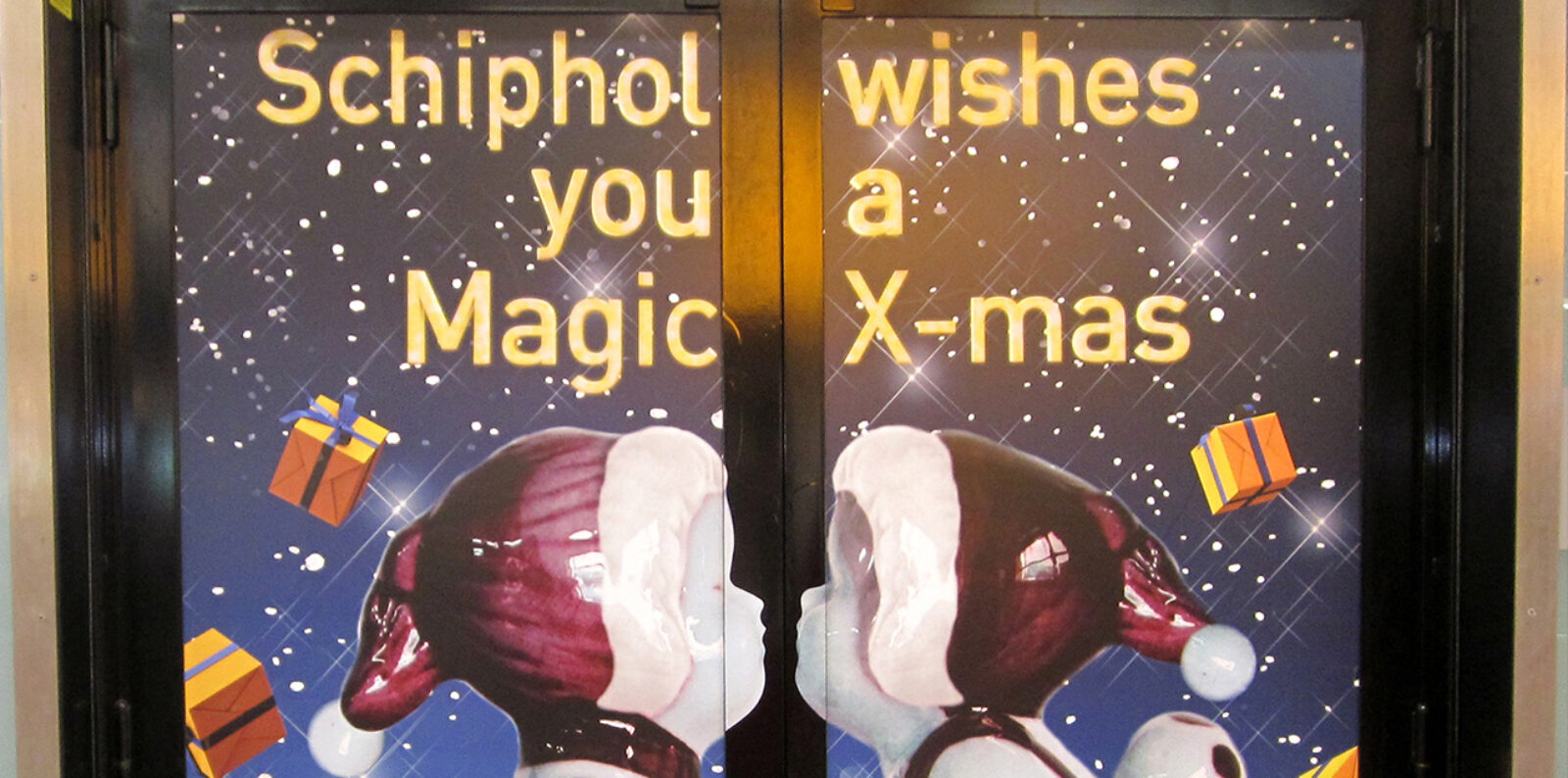 Schiphol Wishes You A Magic X-Mas Christmas Signing Deur Glas Reclame Bluesigns