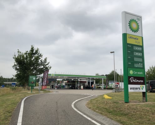 Tankstations-BP-zuil-en-station