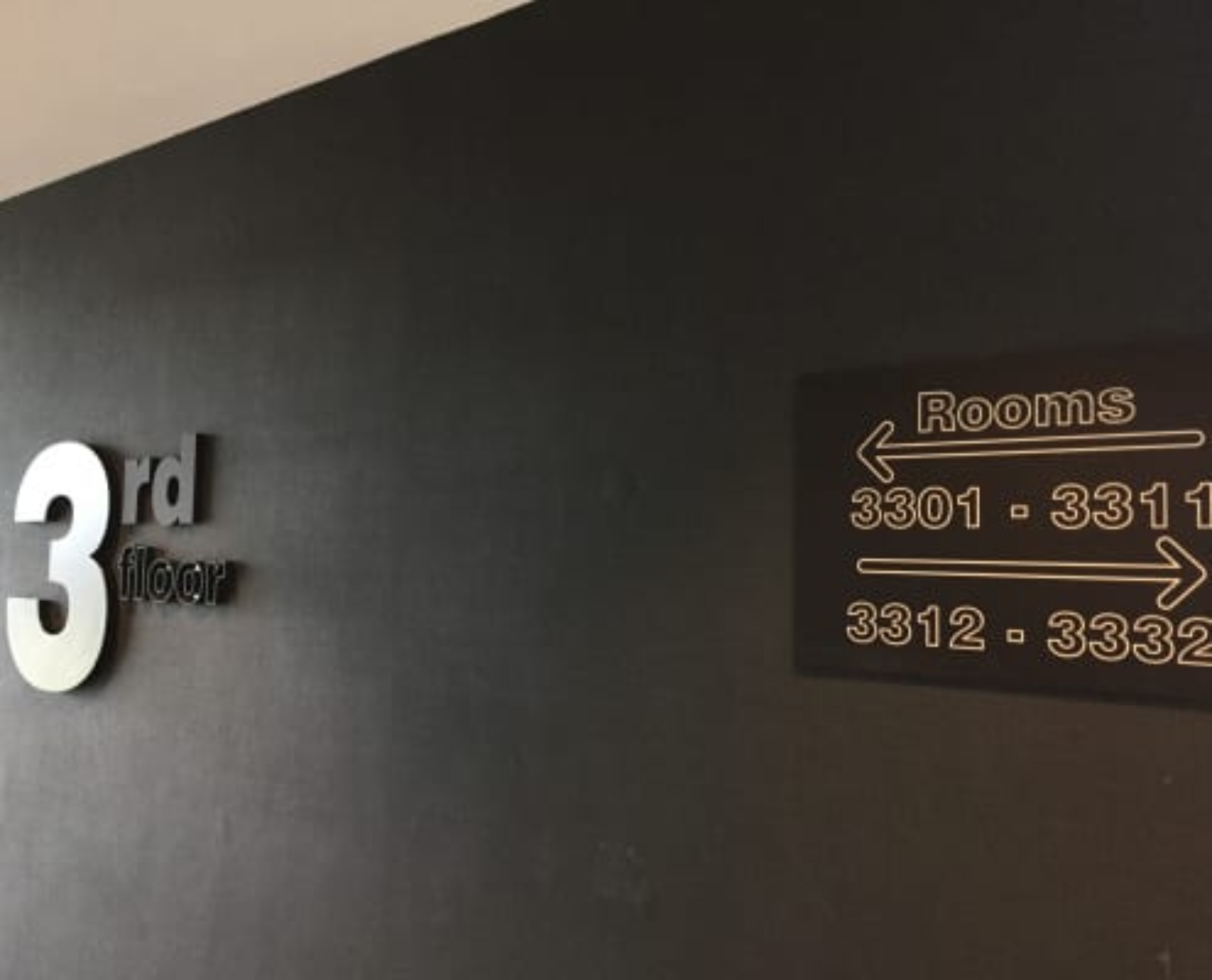 Bedrijfs logo op muur Blue Signs Hoorn Hotel Hoorn