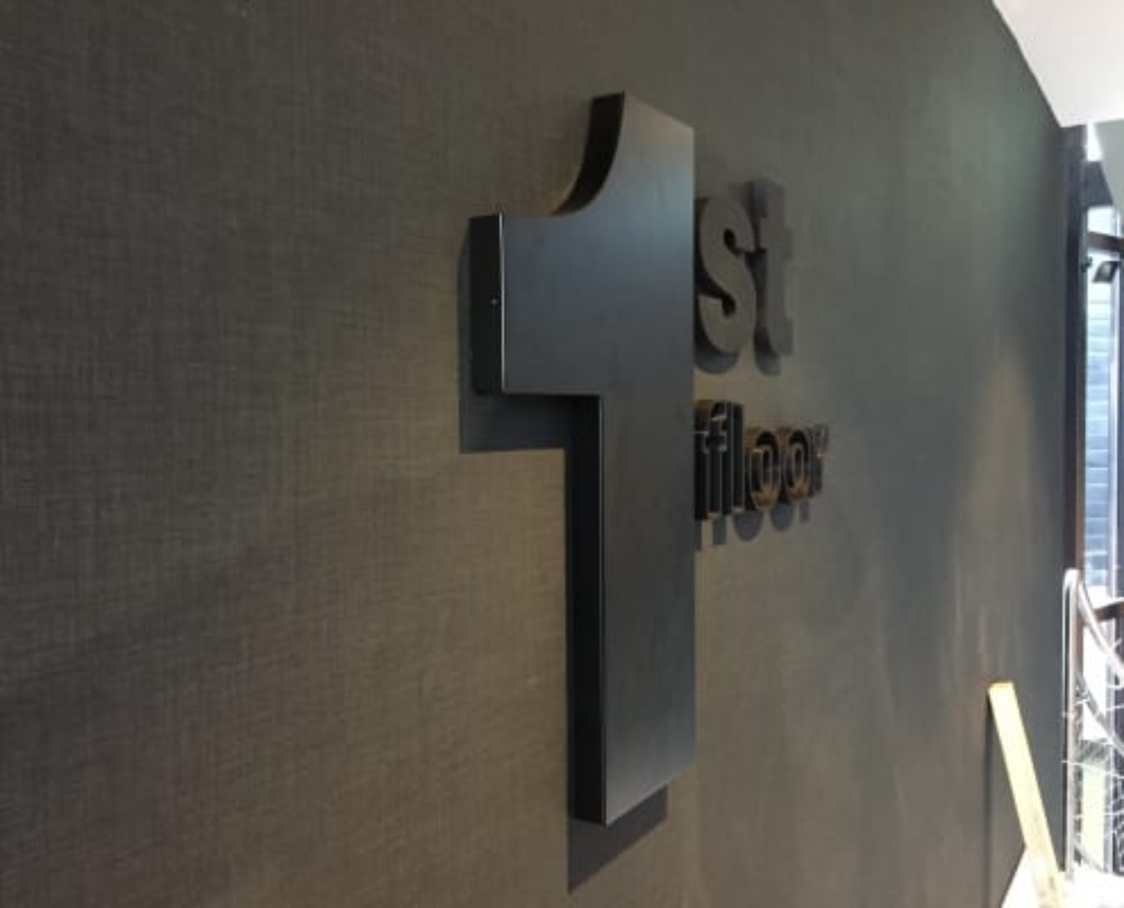 Bedrijfs logo op muur Blue Signs Hoorn Hotel Hoorn 2