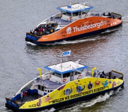 Reclame Boten Thuisbezorgd.nl Tele2 Varen Pont Amsterdam Bluesigns